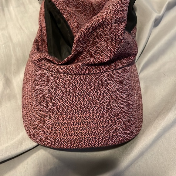 Lululemon surge run hat pebbleshire fireside red. - Picture 12 of 15